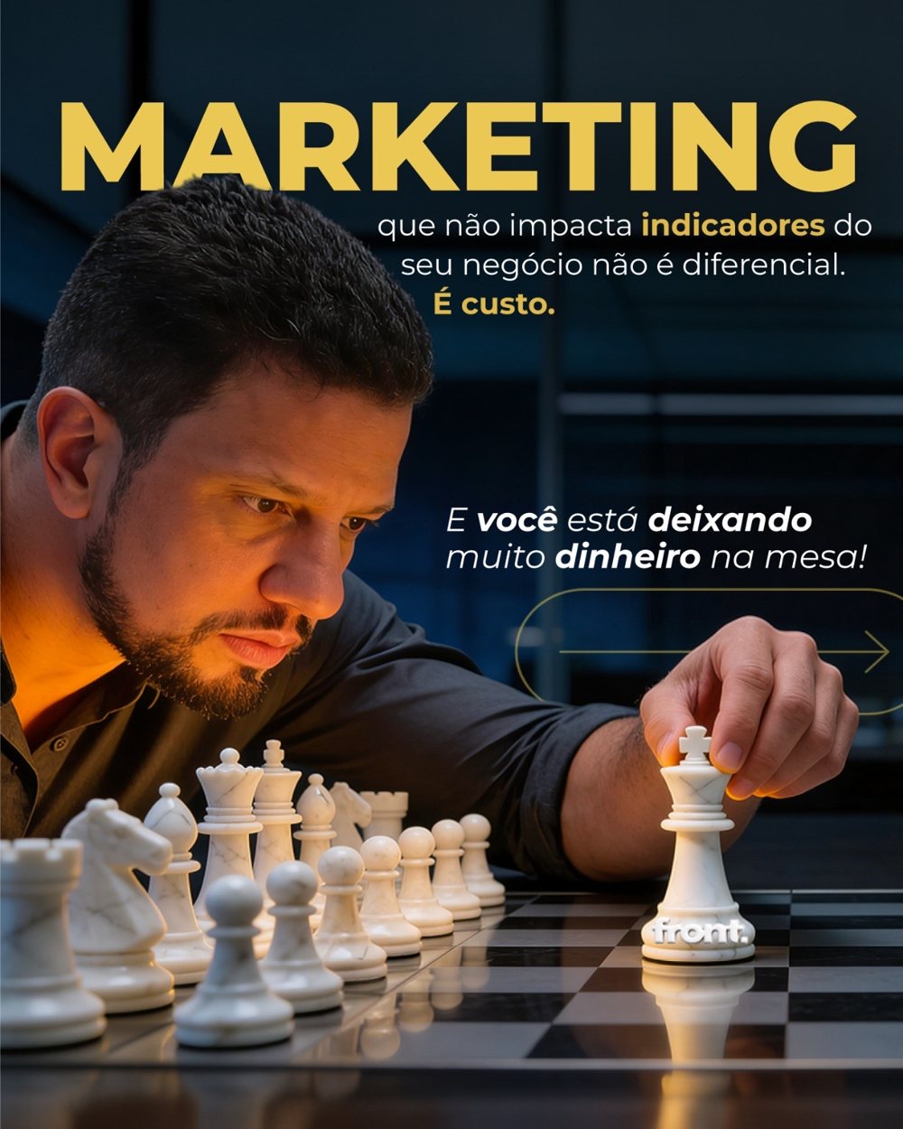 Gil Cavalini movendo o rei em um tabuleiro de xadrez